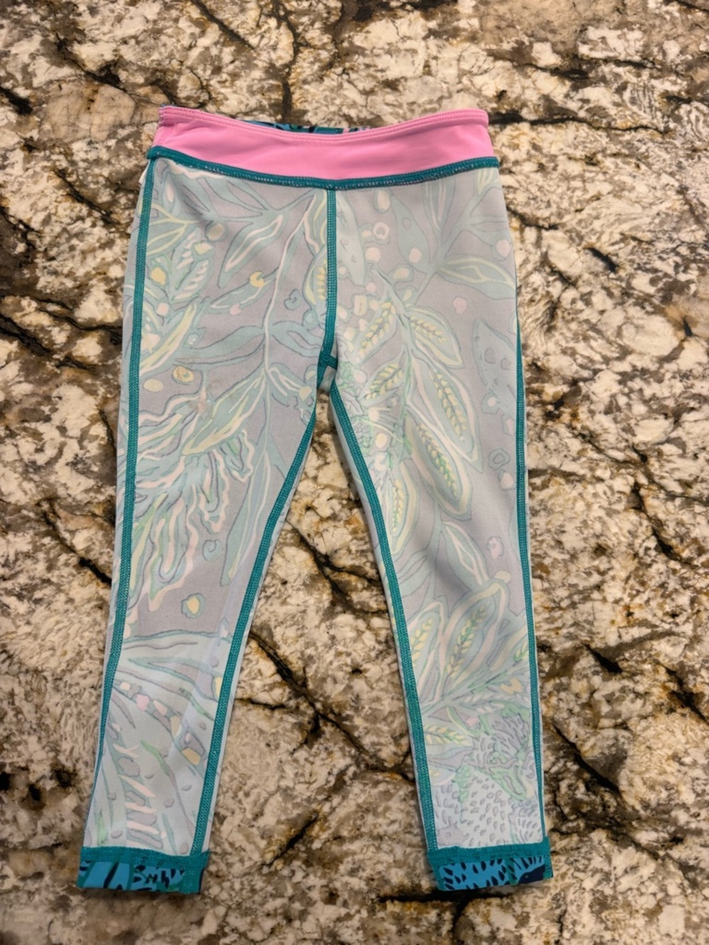 Lilly Pulitzer Luxletic Leggings in Little Girls size 2-3. Excellent condition - Picture 5 of 8
